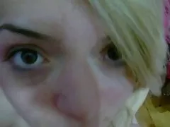 فاحشه زندگی دومی را از محبوب خود در یک فاحشه خانه پنهان می کند و بیدمشک خود را در مقابل بسیاری سکس فرزند با مادر از بچه های مرغ پخش می کند