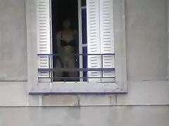 او یک اسباب بازی جنسی جدید را روی یک توپ بلوند ، با تورم جلوی دوست پسر خود امتحان کرد ، و مدت طولانی او را تماشا نکرد که چگونه او را می سکسمادر پرید و آلت تناسلی خود را برای مکیدن و نشستن روی آن پرتاب کرد.