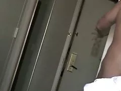 یک زن جوان سیاه و سفید فرفری از پدر جدید سفیدپوش خود و دیوانه چسبیده به آن مرد روی نیمکت دیوانه است ، اما هنگامی که دیک خود را به طرز باورنکردنی مکش می کند نمی تواند حرکت کند و گربه عروسک آنقدر محکم است که به سختی می تواند خودش را نگه دارد تا سکس فرزند با مادر سریع نیاید.