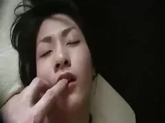 مدل دوربین بادامک دختر غیراخلاقی در اتاق نشیمن بادامک می زند و ناپدری خود را اغوا می کند تا برای کمک های بینندگان فاک کند. سکس پسر دختر