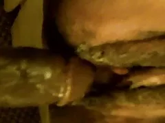 دوست دختر او نمی خواست مردی را که به او چنین می رسد را رها کند و شلخته ای که در را می بندد لباس زیر خود را سکس پسر با پسر به او نشان می دهد و وقتی مرد او را یک دیک بلند کرد ، آن را مکش می کند و آن را به کس موهایش می دهد.