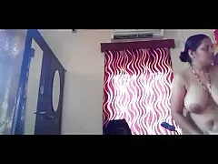 این پسر ماسک همسر شوهر شیطان را در مرخصی قرار داد و او را در آغوش دوم به طبقه دوم منتقل کرد ، جایی که با اشتیاق لیستی از کلیتوریس خود را لیسید و وقتی فهمید که او شوهرش نیست ، آلت تناسلی مرد را به درون بیدمشک و دهان سکس پسرها هیجان زده اش خواست.