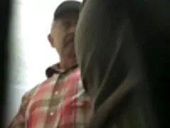 دو زن بالغ فرانسوی شراب می نوشیدند سکی پسران و حریصانه می خوابند در رختخواب