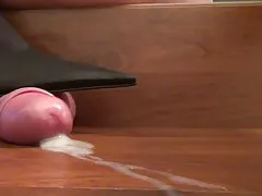 یک دختر و پسر تختخواب مشترکی را انجام می دهند که در خانواده ای در یک آپارتمان با سکس مامان پسر سقف های بلند فسق می کنند