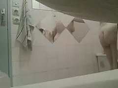 معشوقه ژاپنی فیلم سکسی پسر جوان جوان و بی رحم است ، خروس خشن را به آسیایی می زند و زبان او را در دهانش تکان می دهد