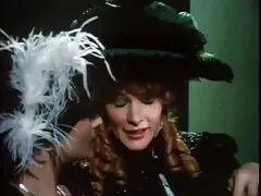 در روز ولنتاین ، جوجه اولین پسر را برای ورود انتخاب می کند و به سکس همجنس بازی پسرها گفته وی ، عوضی خود را در اتاق خواب قربانی می کند و با دیک بزرگش داغ می کند.