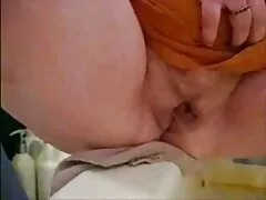 روانشناس زن به افسر پلیس با نقص جنسی گوش می دهد و به طور سکس مامان پسر فزاینده ای برانگیخته می شود