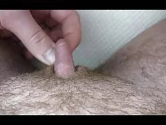 دختر جوانی گربه هایش را تکان داد و عشق ورزیدن به یک مرد دوست داشتنی را آغاز سکس پسر دختر کرد