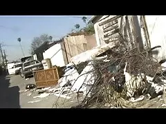 مرد و دختر باران خیس باران در خانه پناه می گیرند و شخص شروع می فیلم سکسی پسر دختر کند به سینه های طبیعی زیبایی که در زیر پیراهن خیس دیده می شود ، نگاه کند و جوجه او را به اتاق خواب می کشد تا در آنجا رابطه جنسی برقرار کند و گربه های بازی نکند.