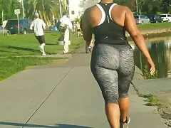 MILF بالغ ورزشکار و انعطاف پذیر ، روزها مرد جوانی را نشان سکس پیرزن با پسر می دهد که جسور است و برای رابطه جنسی آماده است