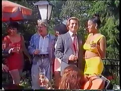 خانم خانه دار ثروتمند با یک باغبان جوان در حیاط خلوت در حالی که همسر sexپسر شوهرش در خانه است ، در حال خانه دار شدن است