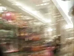 یک قالب با گربه قرمز روی تخت دراز کشیده و پاهایش را از هم باز کرده ، صورت بدن سکسی پسر او را می پوشاند و اجازه می دهد یک چربی shnyaga نفوذ کند