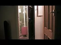 به محض پایان پخش مستقیم ، معلوم شد که یک مجری بزرگ سینه ، جوراب شلواری نمی پوشید و خودش سکس پسر با پسر را به سمت آلت تناسلی انداخت ، و بهترین هدیه برای یک مرد در روز تولدش ، رابطه جنسی پرشور با زیبایی در استودیو بود.