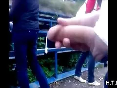 مرد نمی تواند دوست دختر خود را بخاطر تقلب ببخشد و در مدت چند هفته وقتی برمی گردد و می ایستد سرطان ایستاده ، آلت تناسلی مرد سکسپسرها با پریدن از شلوار خود به یک احمق محکم تبدیل می شود.