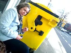 باسن بزرگ درجه یک و معشوقه چشم آبی اش با بوته ای به رنگ قرمز لعنتی مقعد عمیق و سکسپسر سخت را لعنت می کند