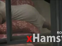 تمام زیبایی ها با روغن آغشته شده بود و الاغ شلوار قرمز او به زیبایی از مقابل پسر با دیک می درخشد و او شلخته ها را به طور تقریبی روی گونه اش فرو می کرد و او را پس از از سیکس پسر باپسر دست دادن کاملاً مقعد می کرد.