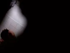 زن زیبا در حال نوشیدن بیدمشک خود در مقابل یک زوج جوان است و از چنین تصویری وحشیانه هیجان زده می شوند و کودک دوم به او می پیوندد تا کانسیلر را بسازد حالا مرد در صندلی تغییر می کند زیرا خروس هوس هردو است. سکی پسر