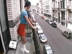 در بدن سکسی پسر اتاق مدیریت خشم ، یک شلخته بزرگ سینه پیر مردی خجالتی را پیدا کرد که فقط در آن ایستاده بود و هنگامی که ضبط کننده قدیمی را با چوب لعنتی می کرد ، فکر می کرد برای یک دوست مقابله با عصبانیت مثلا داشتن رابطه جنسی پرشور و سخت است و به همین ترتیب این کار را انجام داد و سختی فلفلی باعث شد او را به مهبل بکشاند. فریب خورده