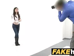 در اولین روز کاری ، پستچی متوجه شد که رئیس عکس سکسی دختر و پسر پستان بزرگش در حال خاموش است و جوجه او را ساکت و آرام کرد و خودش را به خاله مرطوب شاخی خود روی میز کار تحویل داد.