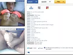 یک شوهر ثروتمند همسرش را سکس پسرها به یک ماساژور تبت آورد و زنان سرد را برای فاک کردن به روسپی های سیری ناپذیر تبدیل کرد.