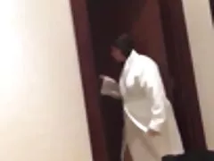 او اهمیتی نمی دهد که با دوست پسر بلوند خود سیکس مادر و پسر کجاست و نکته اصلی این است که او در کنار اوست و آلت تناسلی در دسترس است و شلخته او را مکید ، با شور و هیجان او را در کس خیس خود لعنتی