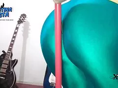 همسر سیری ناپذیر وی ، برای اولین بار فیلم سکسی جوردی پسرک معروف مرد خود را کاملاً اغوا کرد و هنگامی که او ماساژ پا را به او داد ، او را گره زد و سه مرد سیاه پوست را به داخل خانه گذاشت که با نفوذ مضاعف در مقابل مرد فقیر ، او را به سختی لعنت کردند ، اما او حتی تعجب کرد که همسرش به صورت خنده دار فریب خورده است.