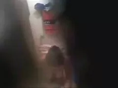 دوست دختران پوست تیره در جوراب شلوار زرق و برق دار بازی آنلاین را انجام می دادند که یک پسر برای بازدید از آنها آمد و او الاغ هایش را در معرض دید قرار داد ، دیک او را روی ماسک های چاق سوپر مادر پسر او گذاشت و وقتی که هیجان زده شدند ، رفتند تا او را در اتاق خواب لعنتی کنند.