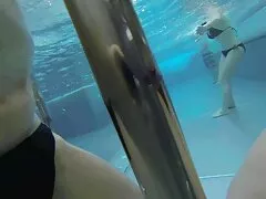 یک زیبایی عجیب و سکس زن با پسر غریب روغن را روی خودش می ریزد و آلت تناسلی ضخیم دوست پسرش را در دهانش می گیرد و می خواهد او را عمیق تر در گلوی خود پر کند تا از دست دادن مو به او بدهد ، و پس از آن شخص با شستن کلیت خود را لیس می زند تا در نهایت جریان پیدا کند و می خواهد عشق ببخشد.