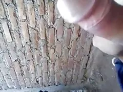 یک نوجوان خیابانی توسط یک شخص در میان فاق شکنجه لگد می زند ، جوراب شلواری را به فیلم سکسی پسر جوان کناری هل می دهد و به آرامی غر می زند