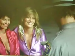 دانش آموز جوان آسیایی الاغ محکم خود را زیر شوک ایستاده دوستش با فیلم سوپر پسر شوک برانگیختگی مقعد قرار می دهد