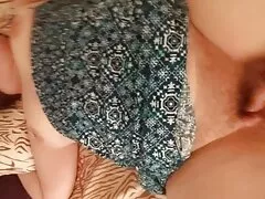 MILF شلوغ از بازار کشاورز وارد یک تاکسی شد و آن مرد صادقانه اعتراف کرد که آن را به او ضربه می زند و او را به صندلی عقب دعوت می کند سکسمادر تا به این مرد سینه زنی کند و در هر دو سوراخ با سرطان فاک کند.