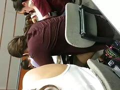 یک بلوند جوان طبیعی با دقت به خروس یک مرد وصل شده است تا نشان دهد که سکس پیرزن با پسر او چه دختر شرور و کثیفی است.