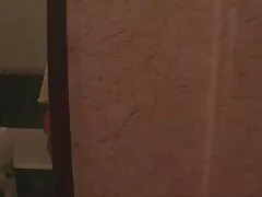 کمی زامبی در بیدمشک یک فیلم داستانی سکسی مادر پسر زیبایی بلوند ، با آلت تناسلی کوتاه و تقدیر در دهان خود ، ویروس را آلوده می کند