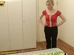 مرد ناراحت است که پس از عروسی دیگر نمی تواند همه جوجه ها را پشت سر هم ببندد و فیلم سکسی پسر جوان دوست عروس او را درک می کند و قلدر را اغوا می کند و درست قبل از عروسی به او رابطه جنسی فراموش نشدنی داد.