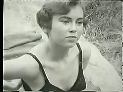 جوجه تمام سیاهپوستان را که شروع به کار پورنو با او در فیلم سکسی پسر دختر خانه کرده بود جمع کرد و با آنها یک باند بانوان مقعد ترتیب داد.