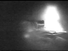 پسر در یک پیک نیک دختر را با زبان بین پاهای خود خشنود می کند و یک بطری سکس پسر خورد پنج لیتری با خود می برد