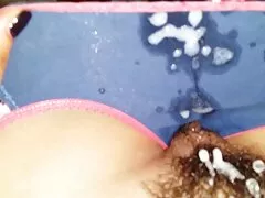 یک واکنش شیمیایی عاشق شدن بین یک پسر و یک دختر وجود دارد و آنها مرتباً در سکس پسر ها رختخواب می بوسند و می چرخند تا اینکه شخص دیک خود را روی او بگذارد و چندین ارگاسم به ارمغان آورد و سپس نوک تراشیده شده خود را با اسپرم پوشانده باشد.