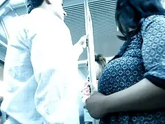 مرد نتوانست در برابر دید پاهای سکسی دخترش مقاومت کند و او را اغوا کرد تا قبل از رفتن به محل کار ، پورن پسر او را لعنتی کند.