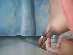 ستاره سرخ روی مقعد یک جوجه بزرگ قرار دارد و هنگام پریدن روی پورن پسر دیک ، او را باز می کند