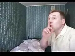 او خارش گرد شوهرش را با زبانش زندگی فیلم گاییدن پسر نمی کند و او را با استرپون در الاغ عوض می کند ، مکان را عوض می کند و حالا او مقعد همسرش را شخم می زند