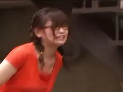 در حقیقت ، این سبزه شکننده معلوم شد که آن سکس زن با پسر شلخته شلوغ است که به دیک و تعداد زیادی احتیاج دارد ، و قبل از رابطه جنسی ، او نیز الاغ خود را توسعه داد ، به طوری که او یکباره دو آلت ضخیم قدرتمند مورد ضرب و شتم قرار گرفت.