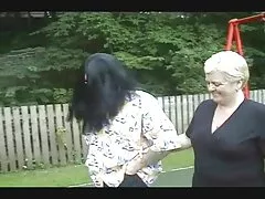 برای رسیدن به عضو طراح چشم انداز تاریک ، عوضی با طرحی روبرو شد ، در استخر افتاد و شروع به غرق شدن کرد ، سپس آن مرد او را نجات داد و جوجه قدردانی برای پس انداز خود به کس پسر دختر سکس او پرداخت.